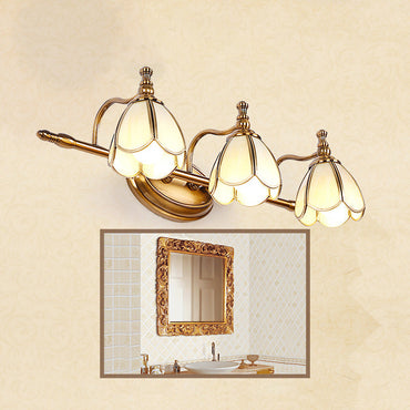 Juliette Vintage-Wandleuchte mit Wellenkante, Opalglas und Messing-Finish