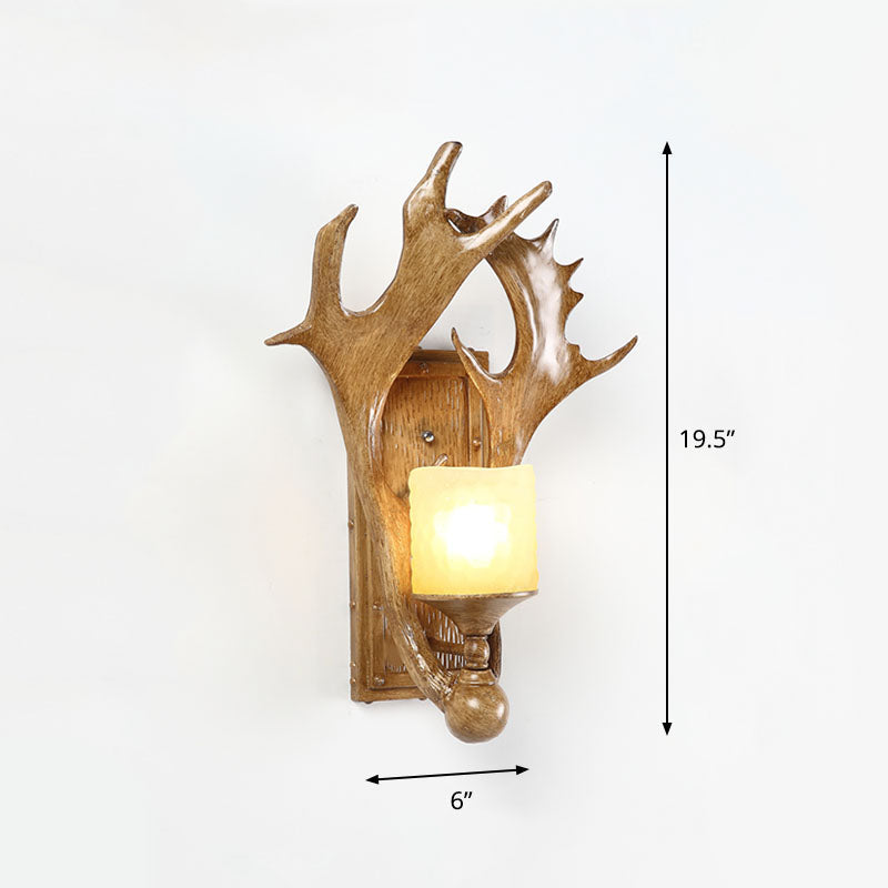 Margaux Wandleuchte aus Geweihharz mit mattiertem Glasschirm