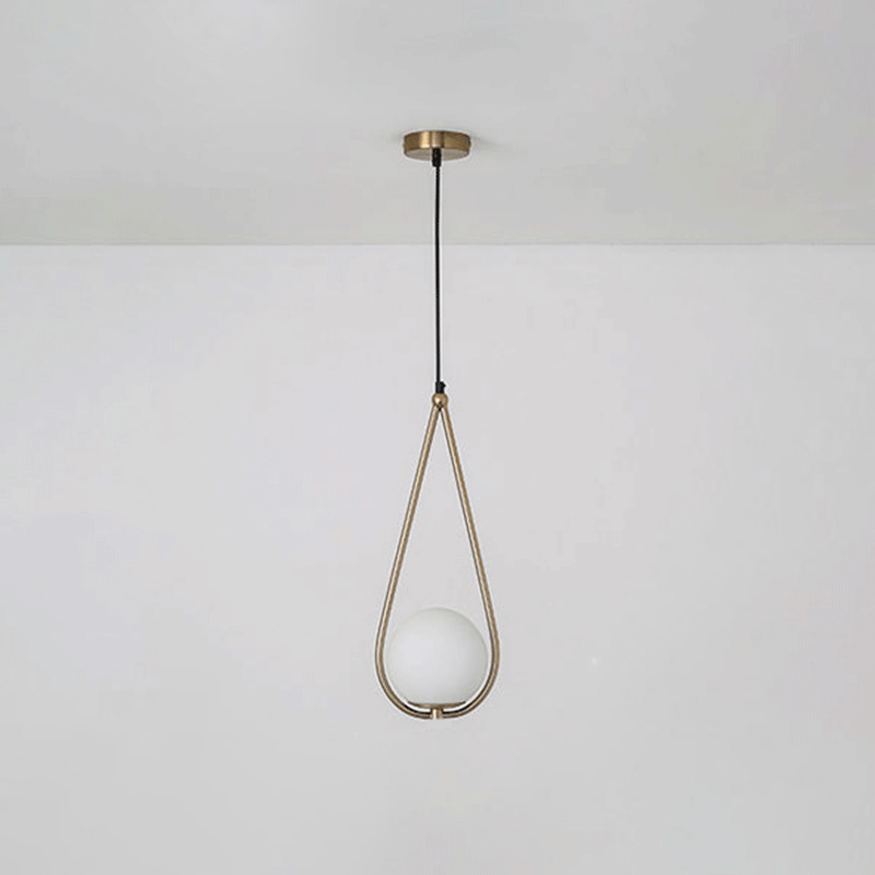 Isabelle Teardrop Hängeleuchte aus Messing mit cremefarbenem Glasschirm