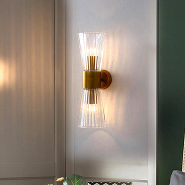 Thérèse Hourglass Wandleuchte mit klarem Prismenglas und Messing