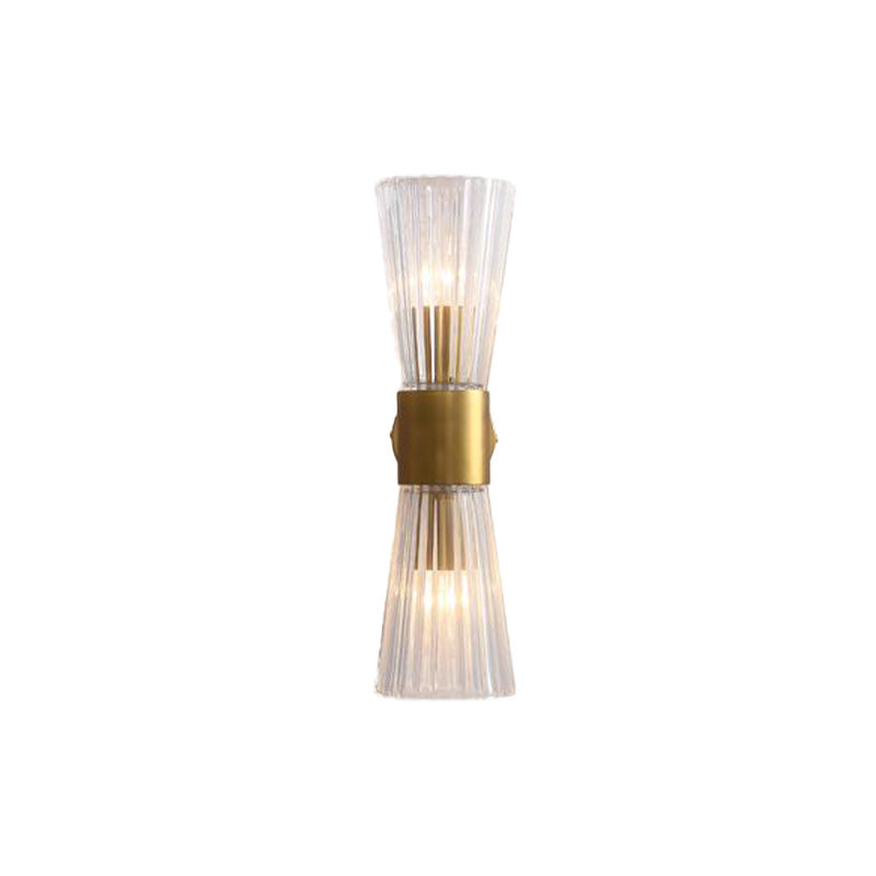 Thérèse Hourglass Wandleuchte mit klarem Prismenglas und Messing