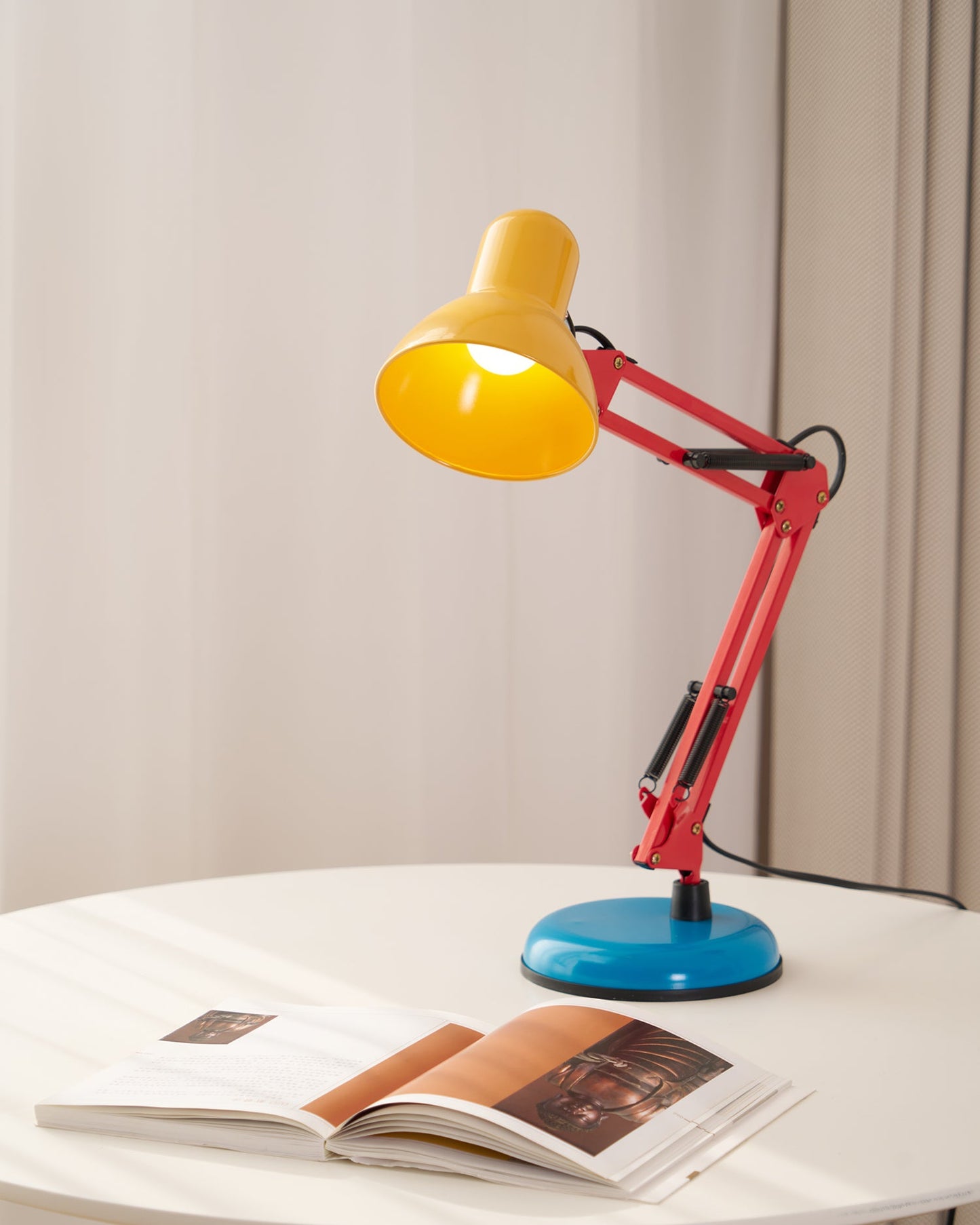 Solène Memphis Verstellbare Tischleuchte mit Color-Block-Design
