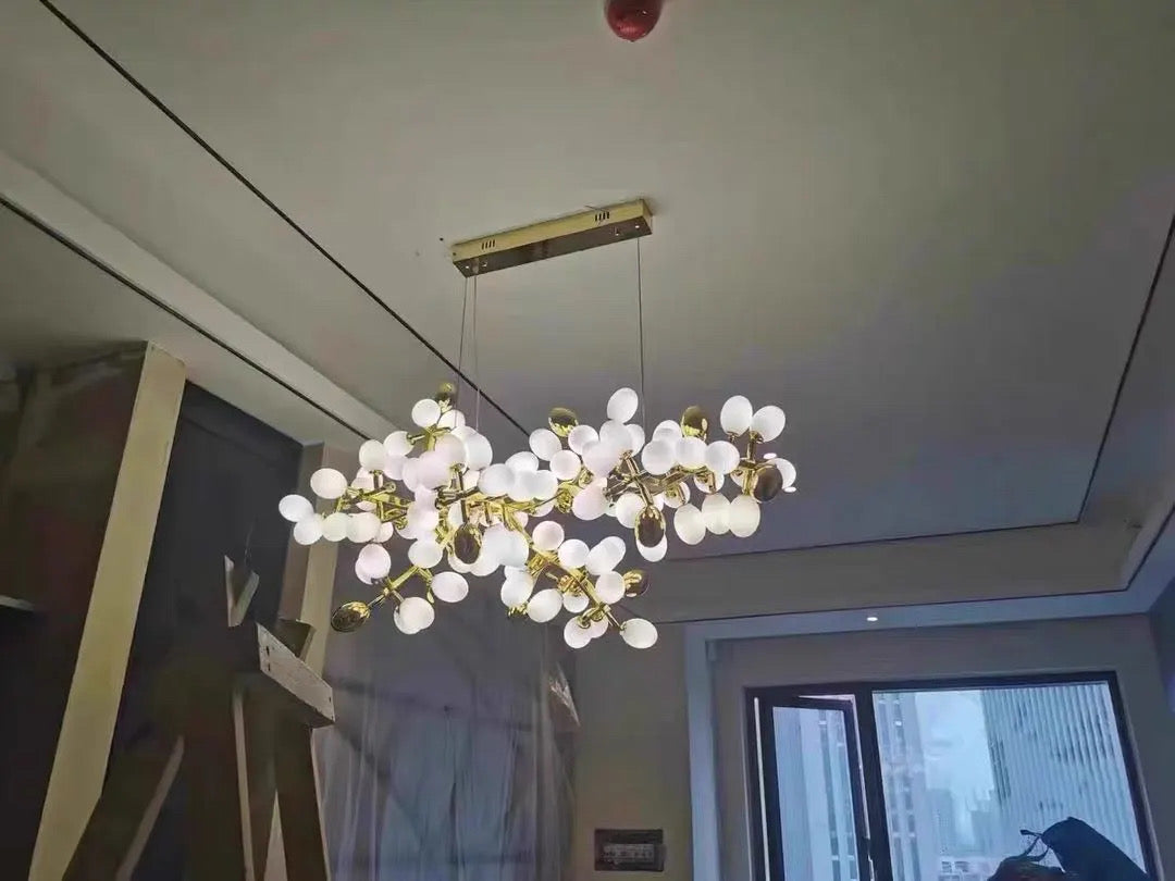 Chloé Kronleuchter mit goldenem Weinreben-Design