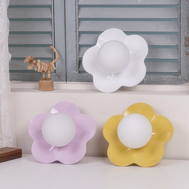 Amélie La Fleur Stecker-Wandleuchte – Verspieltes Dekorlicht aus Harz und Glas