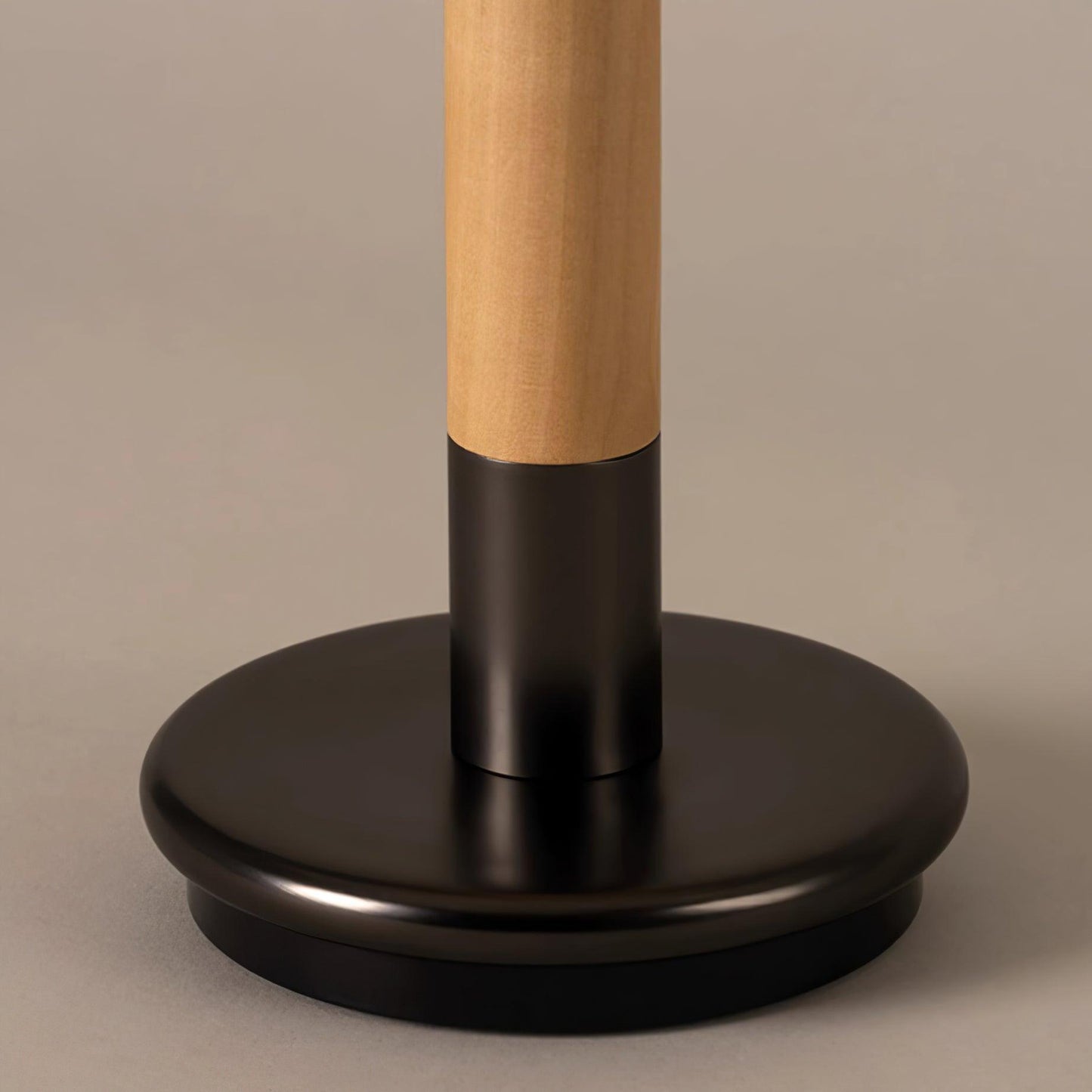 Amelie Tragbare LED-Tischleuchte aus Holz mit Stoffschirm