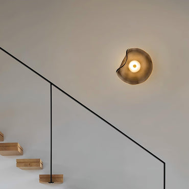 Amélie Runde Nebel-Wandleuchte aus Glas und Metall mit LED-Beleuchtung
