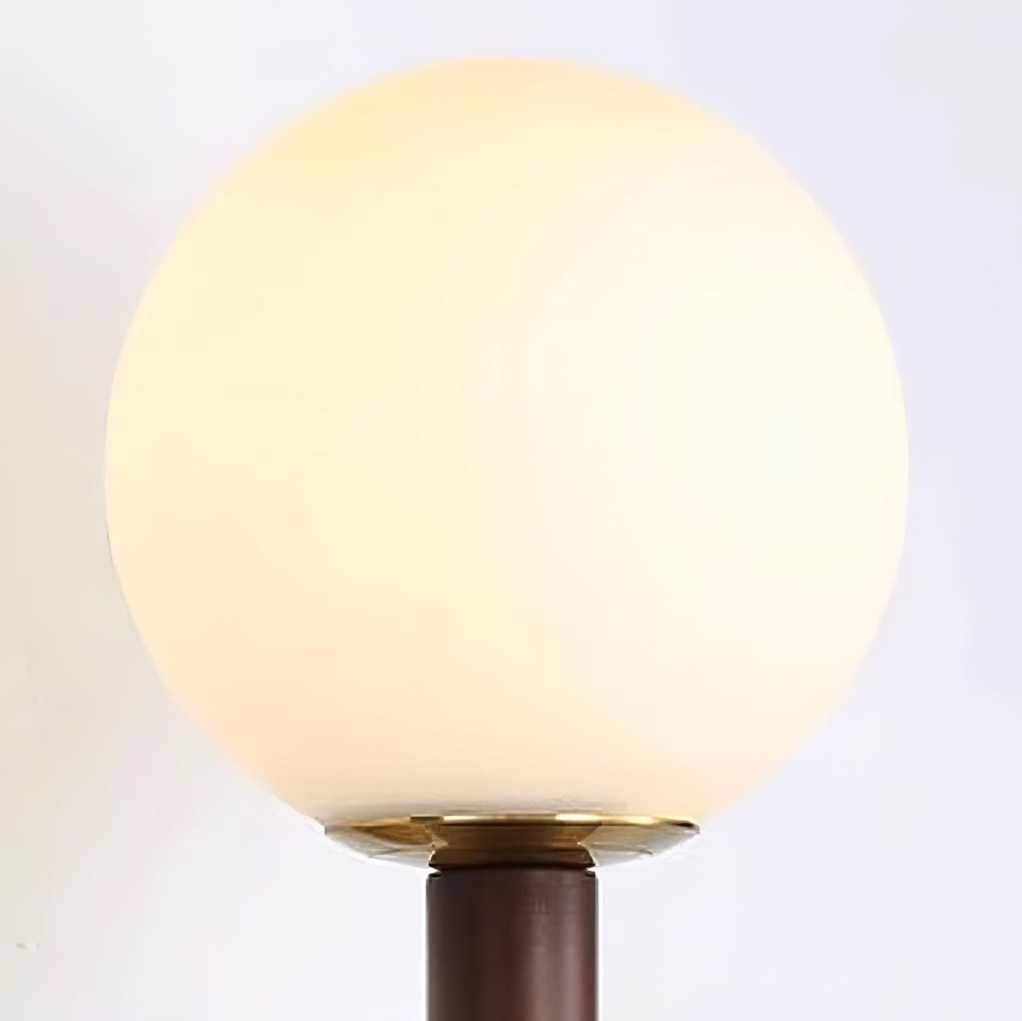 Selene Kugelwandleuchte mit Nussbaum-Perlmuttdesign und warmem Licht