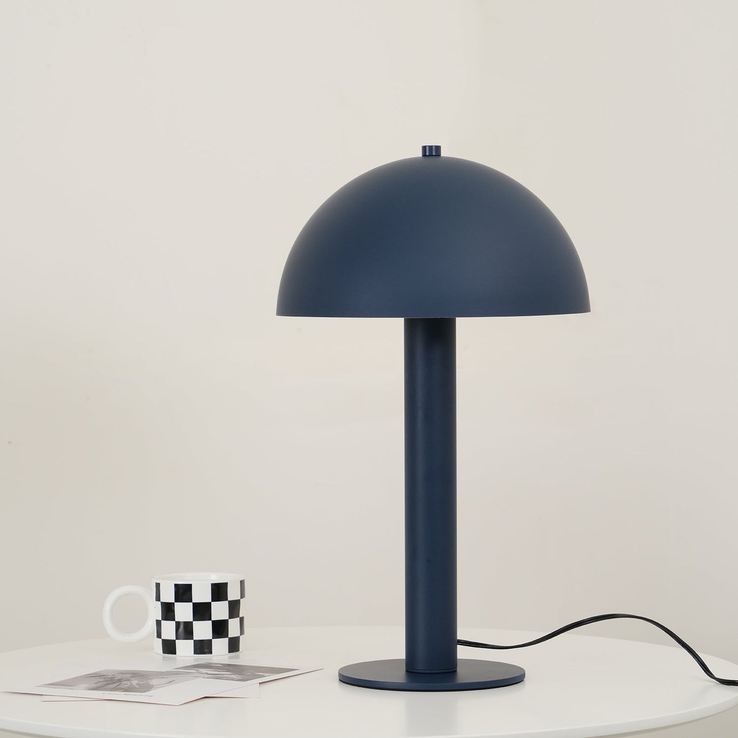 Céleste Pilztischleuchte mit skulpturalem Metalldesign