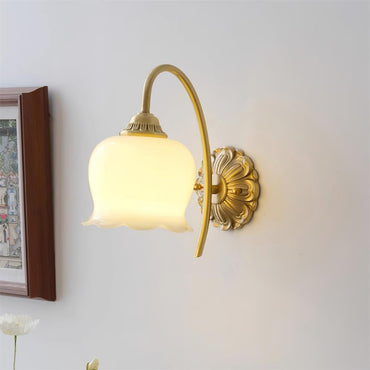 Mia Vintage Wandlampe mit Gold-Finish und beigem Glockenblumen-Akzent