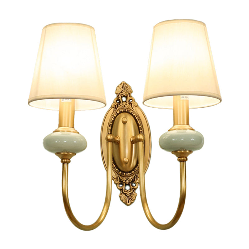 Madeleine Traditionelle goldene Wandleuchte mit konischem Schirm und Kunstjade-Detail
