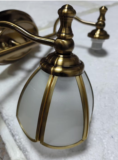 Juliette Vintage-Wandleuchte mit Wellenkante, Opalglas und Messing-Finish