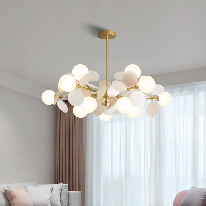Élise Kugel-Kronleuchter aus Messing mit Milchglas und Multikreis-Design