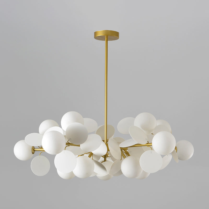 Élise Kugel-Kronleuchter aus Messing mit Milchglas und Multikreis-Design