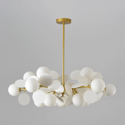 Élise Kugel-Kronleuchter aus Messing mit Milchglas und Multikreis-Design