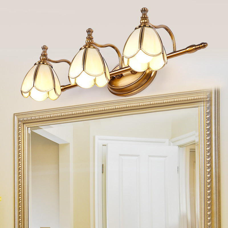 Juliette Vintage-Wandleuchte mit Wellenkante, Opalglas und Messing-Finish
