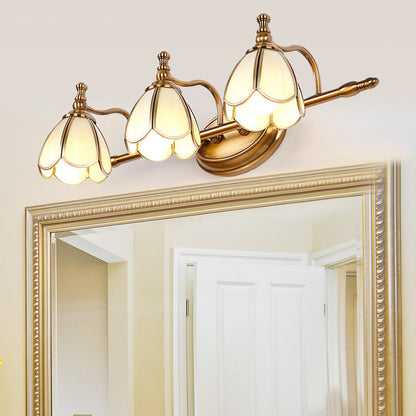 Juliette Vintage-Wandleuchte mit Wellenkante, Opalglas und Messing-Finish