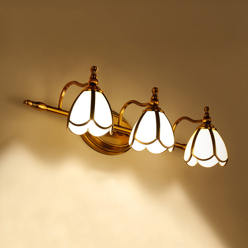 Juliette Vintage-Wandleuchte mit Wellenkante, Opalglas und Messing-Finish