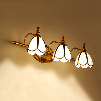 Juliette Vintage-Wandleuchte mit Wellenkante, Opalglas und Messing-Finish