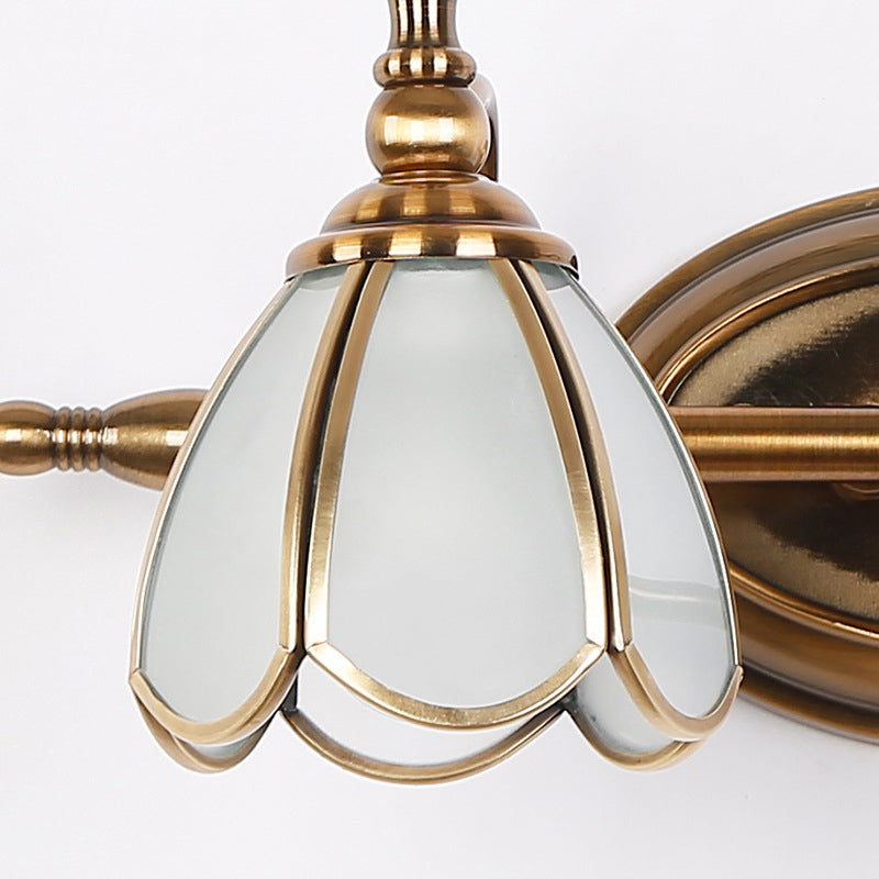 Juliette Vintage-Wandleuchte mit Wellenkante, Opalglas und Messing-Finish