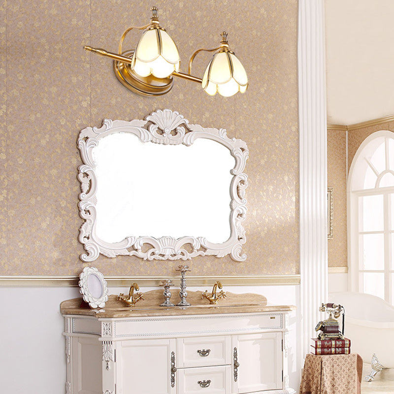 Juliette Vintage-Wandleuchte mit Wellenkante, Opalglas und Messing-Finish