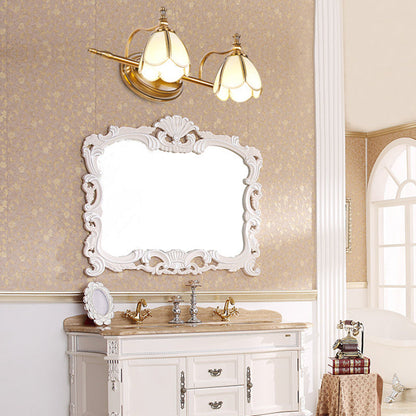 Juliette Vintage-Wandleuchte mit Wellenkante, Opalglas und Messing-Finish