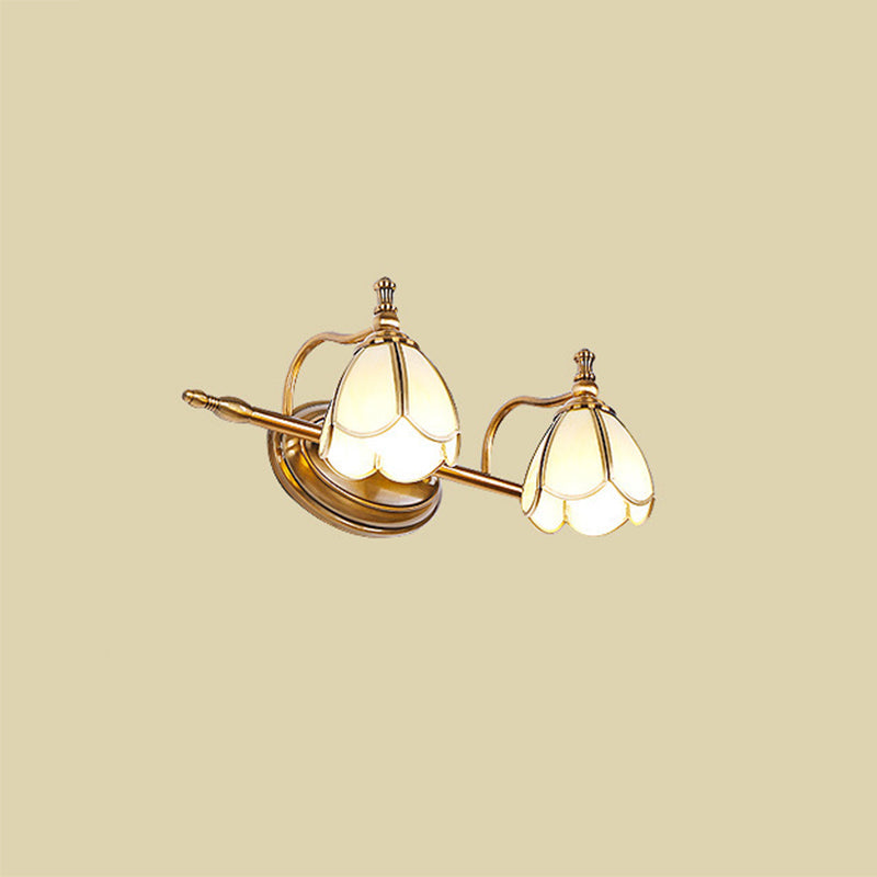 Juliette Vintage-Wandleuchte mit Wellenkante, Opalglas und Messing-Finish