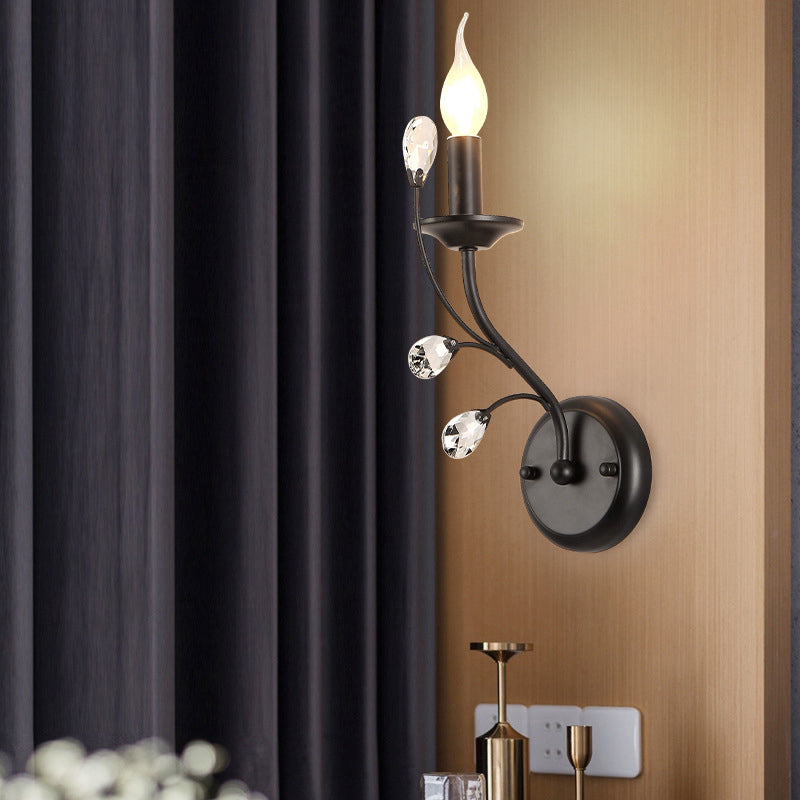 Wandkerzenhalter mit einer Glühbirne, Wandleuchte aus schwarzem Metall im Landhausstil mit Kristallzweig