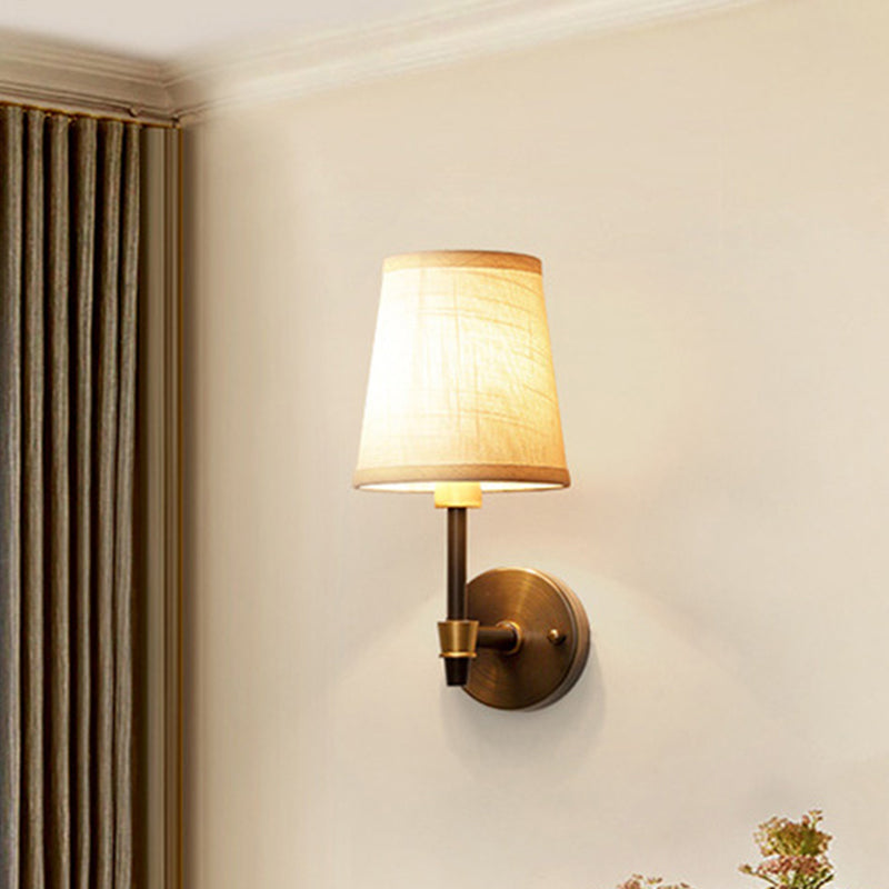 Aurélie Traditionelle, schattierte Wandleuchte in Gold mit Stoff und Glas