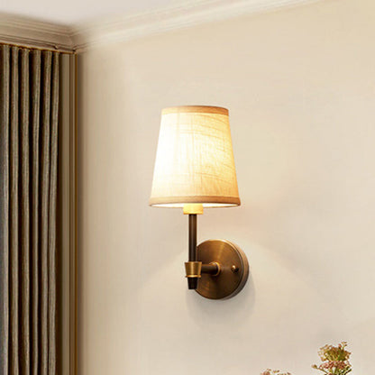 Aurélie Traditionelle, schattierte Wandleuchte in Gold mit Stoff und Glas