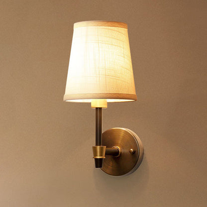 Aurélie Traditionelle, schattierte Wandleuchte in Gold mit Stoff und Glas