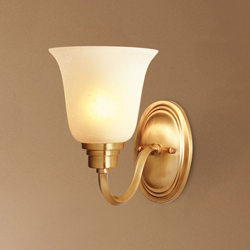 Aurélie Traditionelle, schattierte Wandleuchte in Gold mit Stoff und Glas