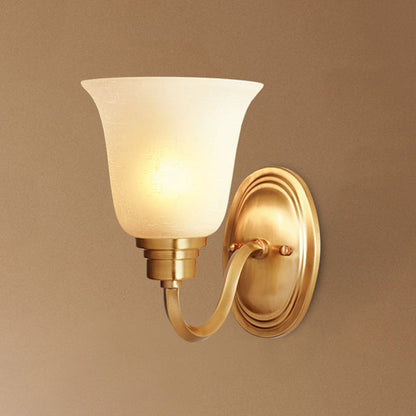 Aurélie Traditionelle, schattierte Wandleuchte in Gold mit Stoff und Glas