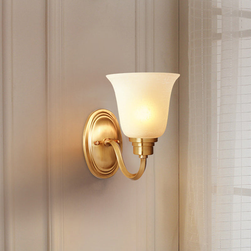 Aurélie Traditionelle, schattierte Wandleuchte in Gold mit Stoff und Glas