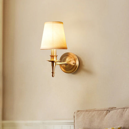 Aurélie Traditionelle, schattierte Wandleuchte in Gold mit Stoff und Glas