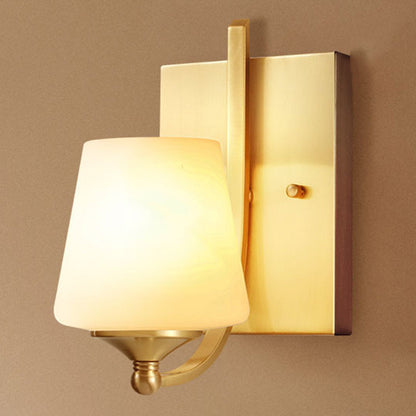 Aurélie Traditionelle, schattierte Wandleuchte in Gold mit Stoff und Glas