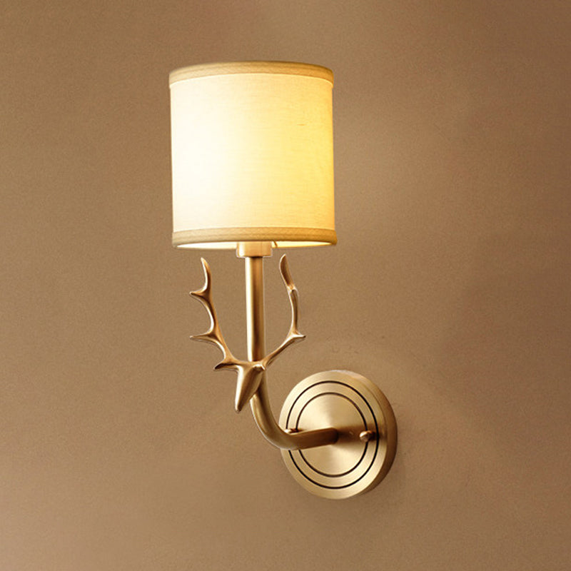 Aurélie Traditionelle, schattierte Wandleuchte in Gold mit Stoff und Glas