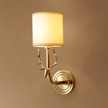 Aurélie Traditionelle, schattierte Wandleuchte in Gold mit Stoff und Glas