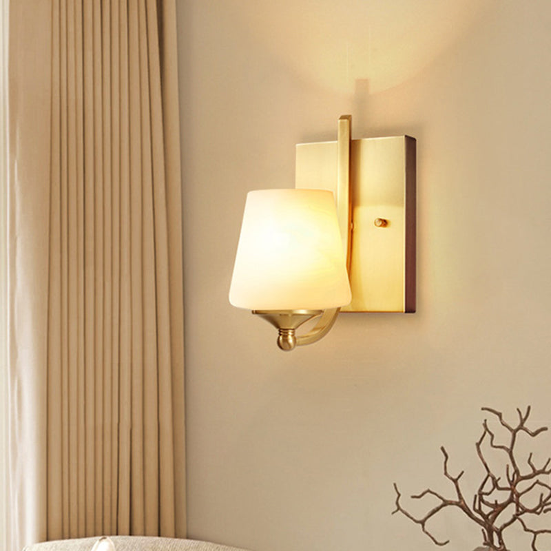 Aurélie Traditionelle, schattierte Wandleuchte in Gold mit Stoff und Glas