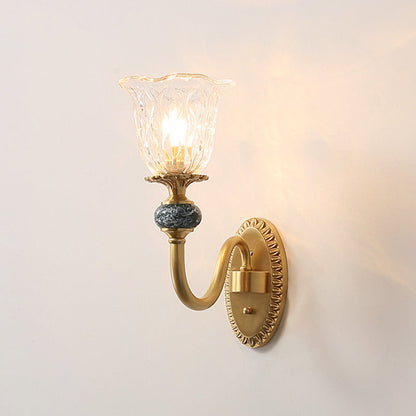 Aurélie Traditionelle, schattierte Wandleuchte in Gold mit Stoff und Glas