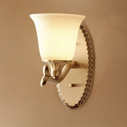 Aurélie Traditionelle, schattierte Wandleuchte in Gold mit Stoff und Glas