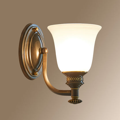 Aurélie Traditionelle, schattierte Wandleuchte in Gold mit Stoff und Glas