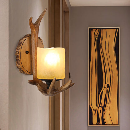 Aimée Rustikale Geweih-Wandleuchte Holz & Milchglas