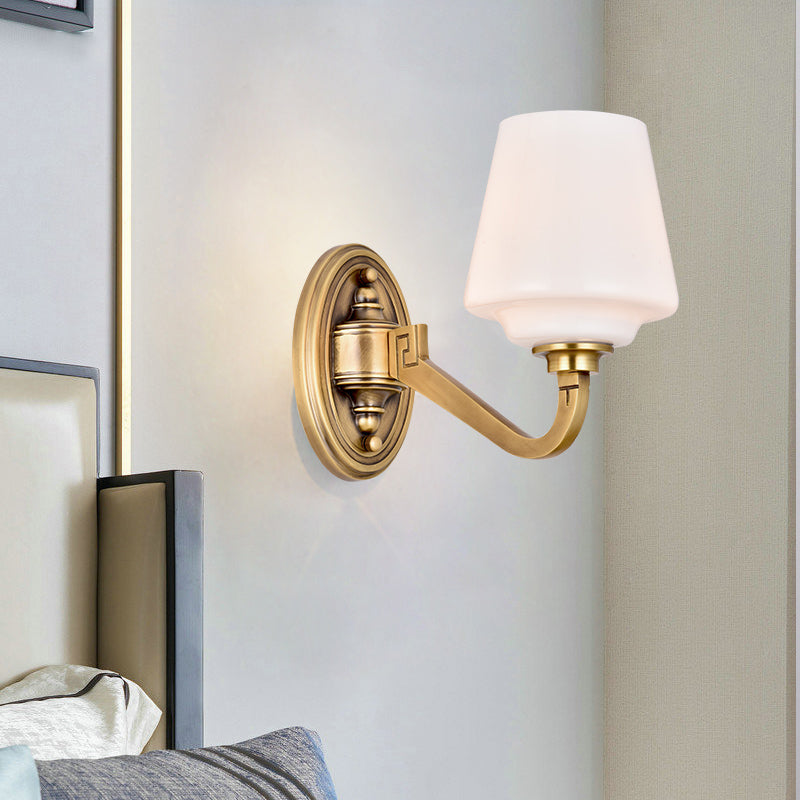 Konische Wandleuchte aus Opalglas – Minimalistische Nachttischlampe