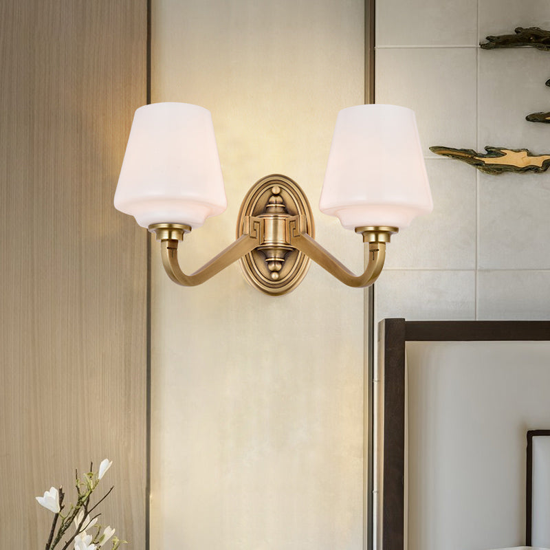 Konische Wandleuchte aus Opalglas – Minimalistische Nachttischlampe