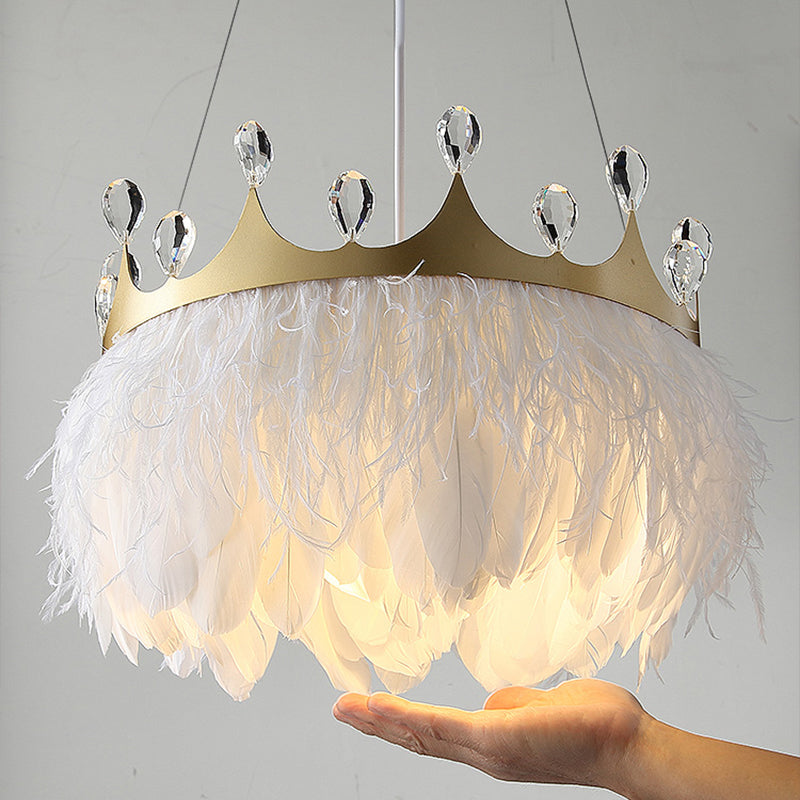 Amélia Crown Feder-Hängeleuchte mit weißen Kristallakzenten