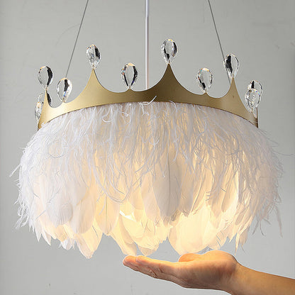 Amélia Crown Feder-Hängeleuchte mit weißen Kristallakzenten