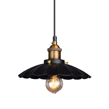Amelie Pendelleuchte mit Wellenrand aus Metall im schwarzen Landhausstil