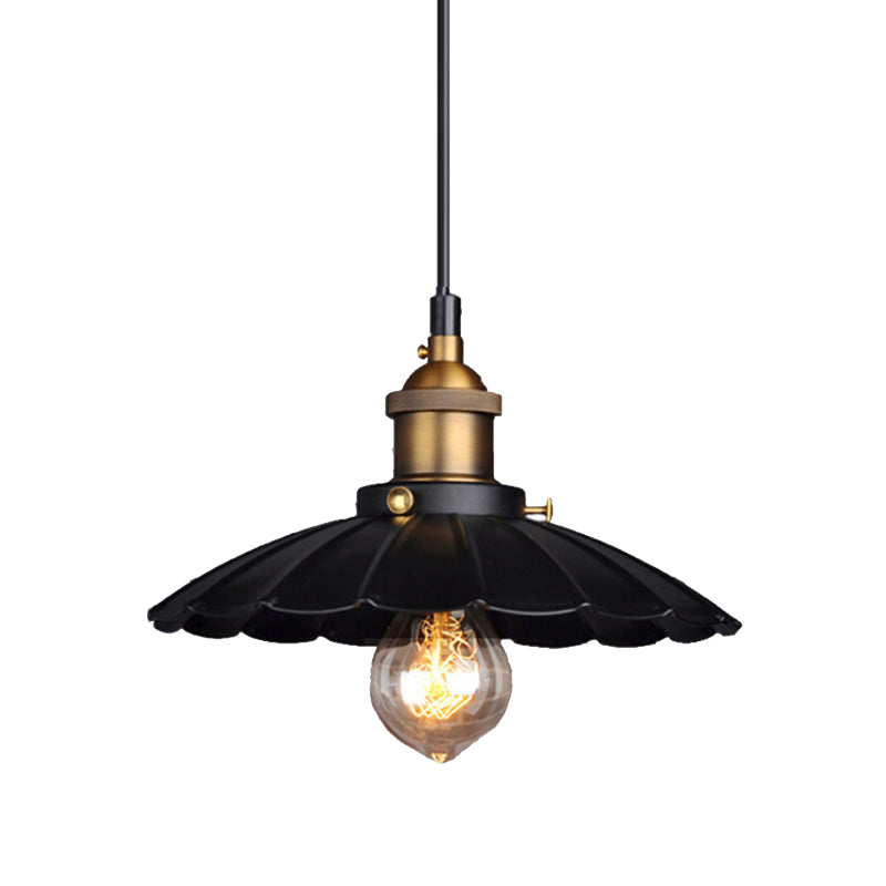 Amelie Pendelleuchte mit Wellenrand aus Metall im schwarzen Landhausstil