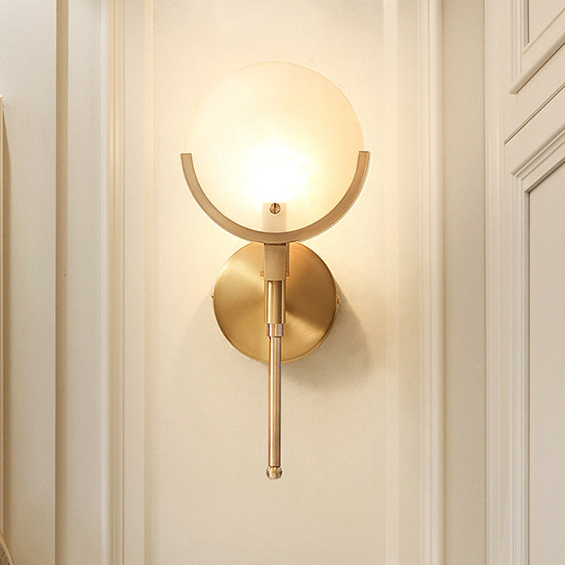 Lumina Milchglas Oval Kolonial Wandleuchte Einflammig Messing Finish