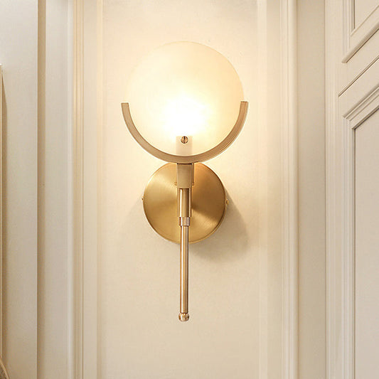 Lumina Milchglas Oval Kolonial Wandleuchte Einflammig Messing Finish